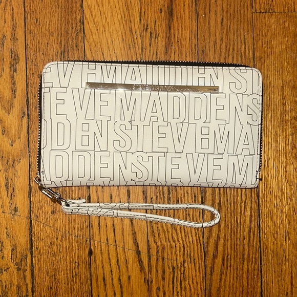 Steve Madden Handbags - Steve Madden Clutch